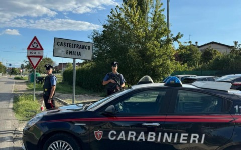 Lite all’interno di un centro di accoglienza per stranieri