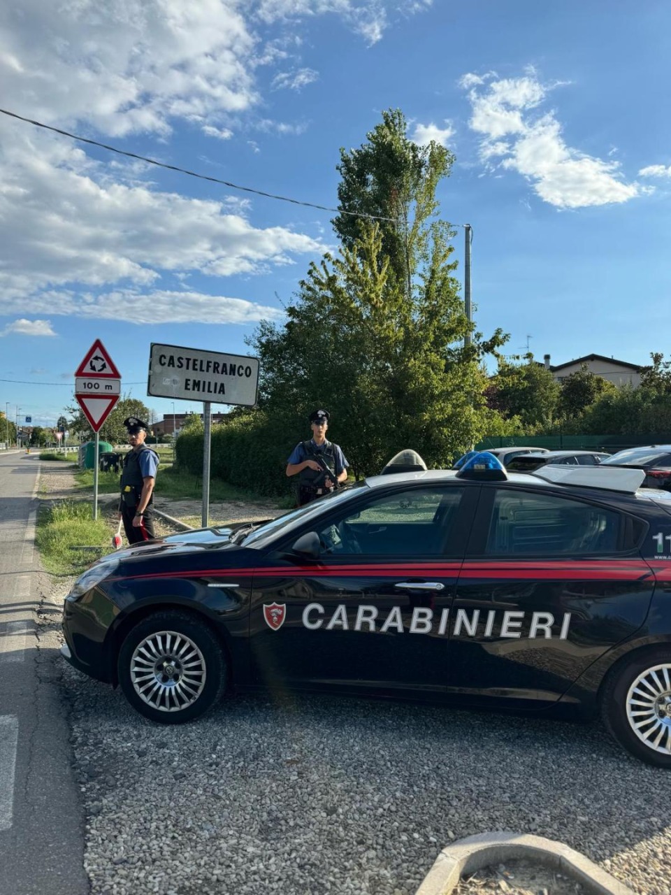 Lite all’interno di un centro di accoglienza per stranieri