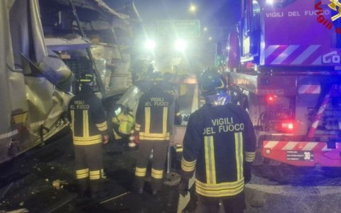 Scontro violento tra due automezzi sulla A22 con sversamento di liquido infiammabile