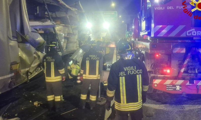 Scontro violento tra due automezzi sulla A22 con sversamento di liquido infiammabile