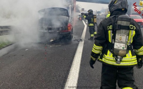 A fuoco un furgone lungo l’Autostrada A1 Milano – Napoli: forti disagi