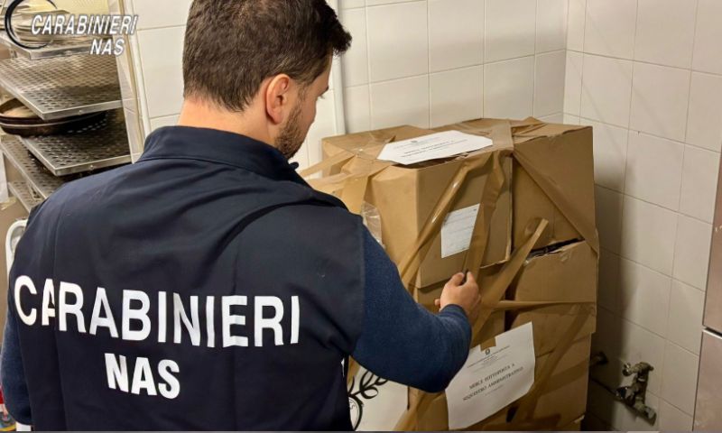 Spaccio aziendale con in vendita conserve vegetali a forte rischio infezione