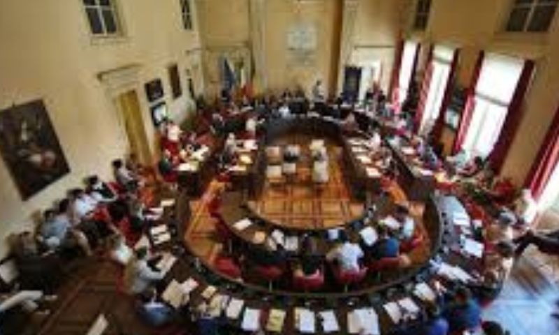 Si taglia le vene durante il Consiglio comunale di Modena
