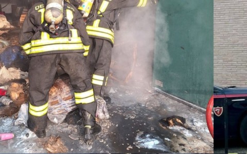 Incendio in una ditta artigianale: il pronto intervento dei vigili del fuoco evita danni ingenti