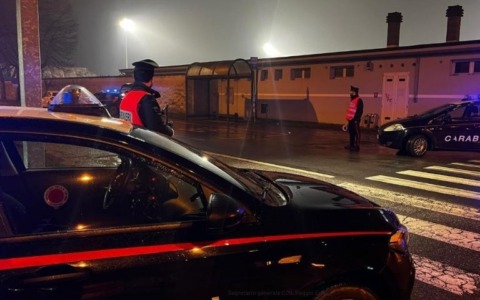 Con l’arrivo dei Carabinieri getta un involucro per terra: sequestrati 30 grammi di cocaina