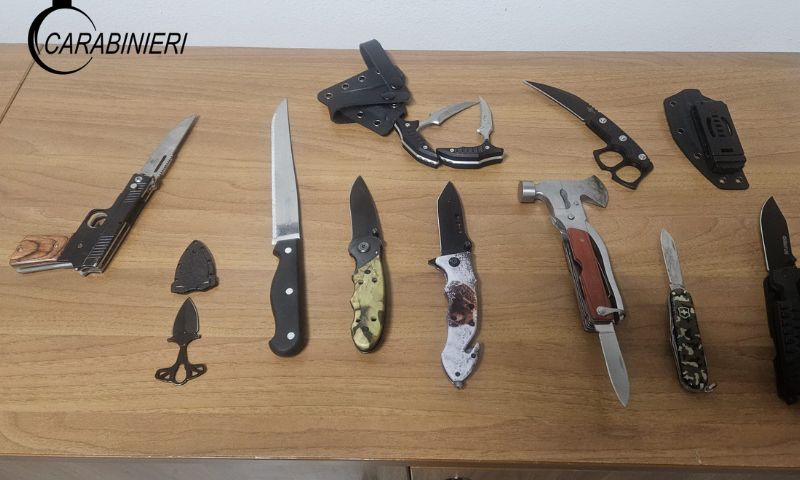 Durante un normale controllo i Carabinieri scoprono un arsenale in auto