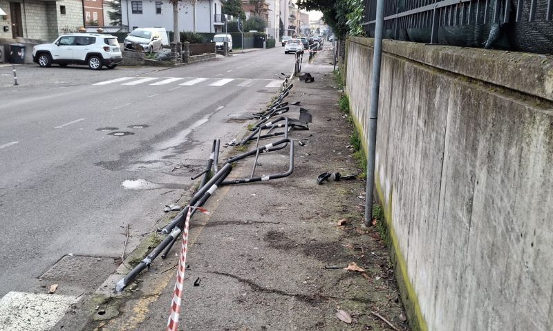 Incidente stradale in via Pascoli