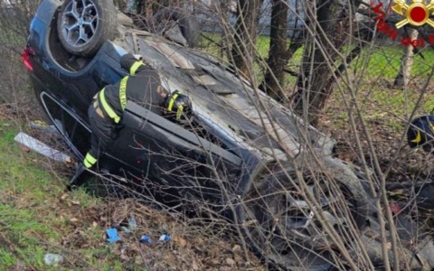 Urta un’auto e finisce dentro ad un fossato
