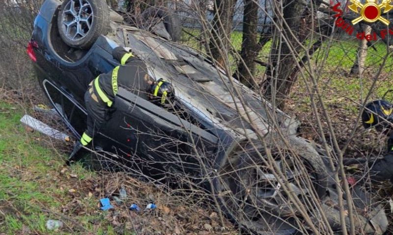 Urta un’auto e finisce dentro ad un fossato