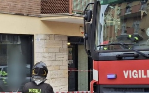 Violento incendio in un appartamento in via Riva del Garda