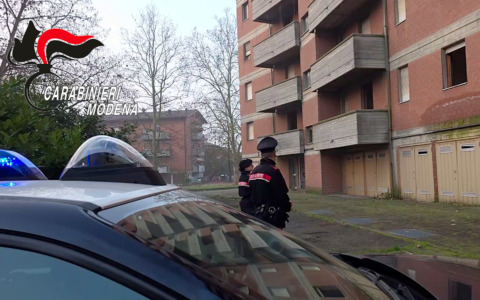 Operazione di “bonifica” in due palazzine in via Repubblica di Montefiorino