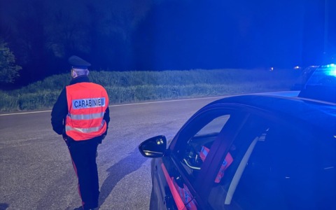 Getta cocaina nel cortile alla vista dei Carabinieri