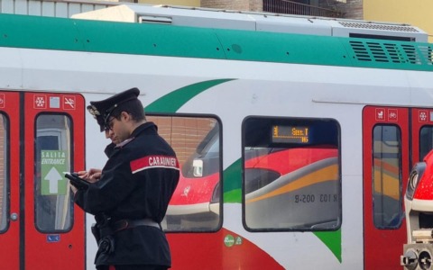 Si allontana anche se è agli arresti domiciliari e con il braccialetto elettronico