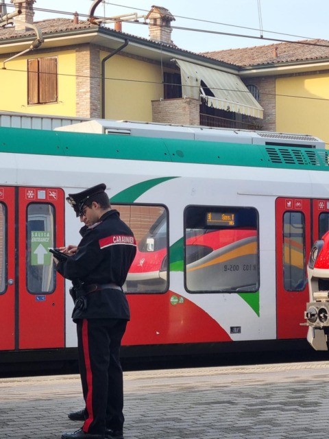 Si allontana anche se è agli arresti domiciliari e con il braccialetto elettronico