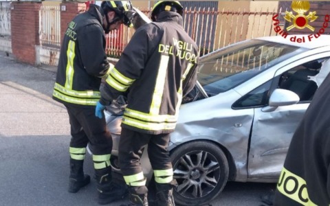 Scontro tra due auto: evitato il rischio incendio