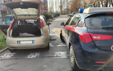 Ventenne ignora lo stop dei Carabinieri e tenta la fuga: era senza patente e senza copertura assicurativa