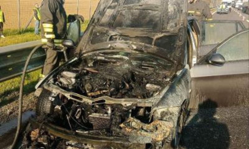 A fuoco un’autovettura in transito per l’Autostrada A1 Milano-Napoli