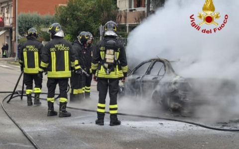 A fuoco un’autovettura in via Rometta