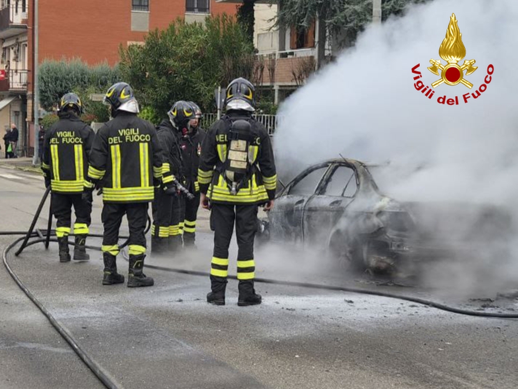 A fuoco un’autovettura in via Rometta