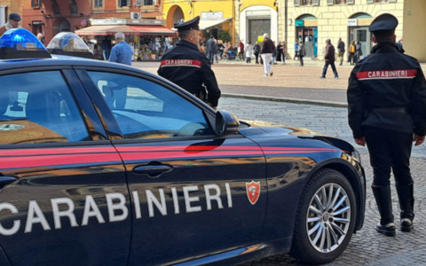 Due 15enni prendono a pugni e calci coetaneo per rapinarlo