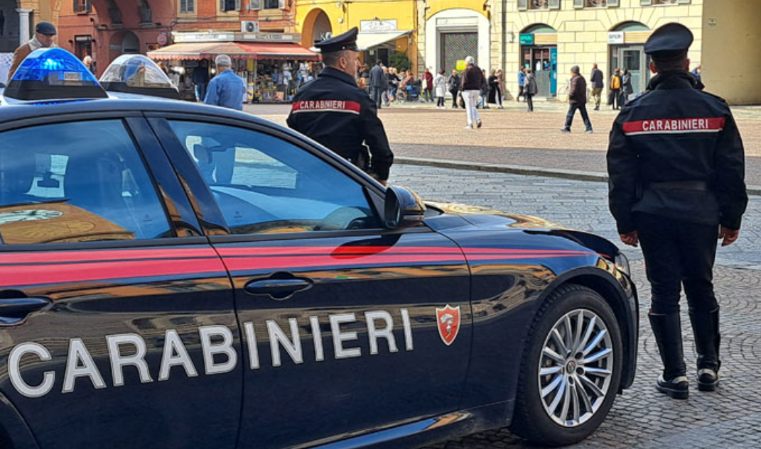 Due 15enni prendono a pugni e calci coetaneo per rapinarlo