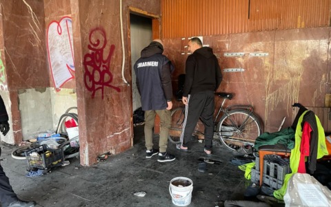 Edifici in stato di abbandono: individuati due bivacchi con persone