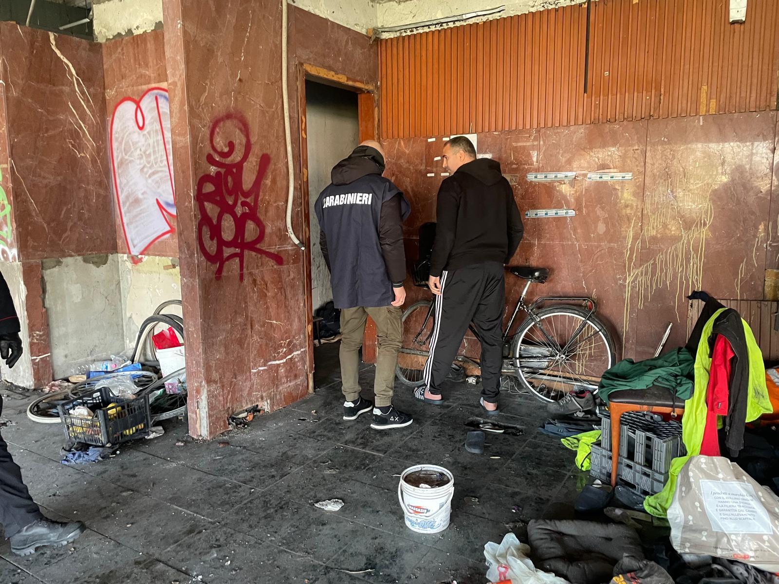 Carabinieri in uno stabile nella fotografia di repertorio pubblicata da Prima Modena