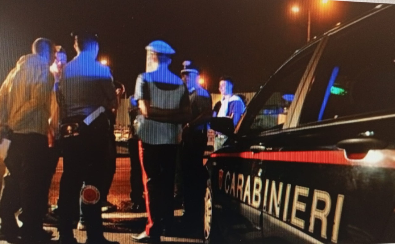 Durante un regolamento di conti si affrontano con una pistola e un coltello: due arresti