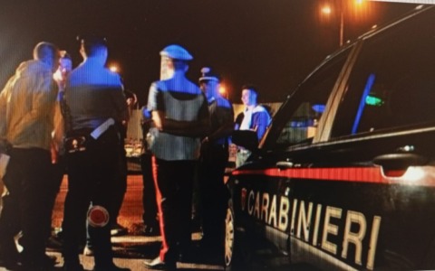 Durante un regolamento di conti si affrontano con una pistola e un coltello: due arresti