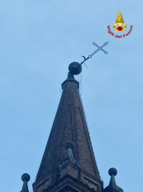 A rischio crollo la croce del Campanile della Chiesa di Sant’Adriano