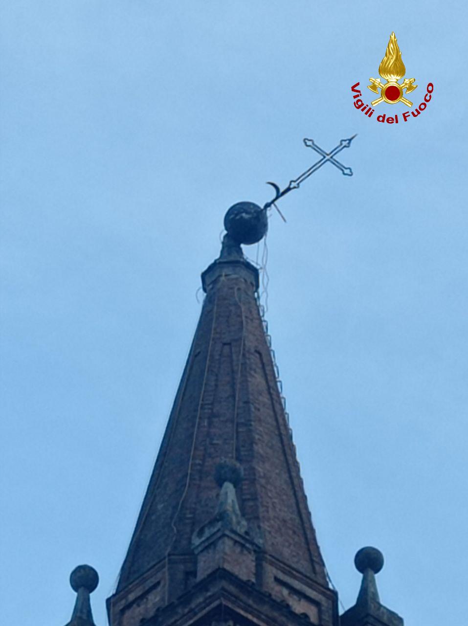 A rischio crollo la croce del Campanile della Chiesa di Sant’Adriano