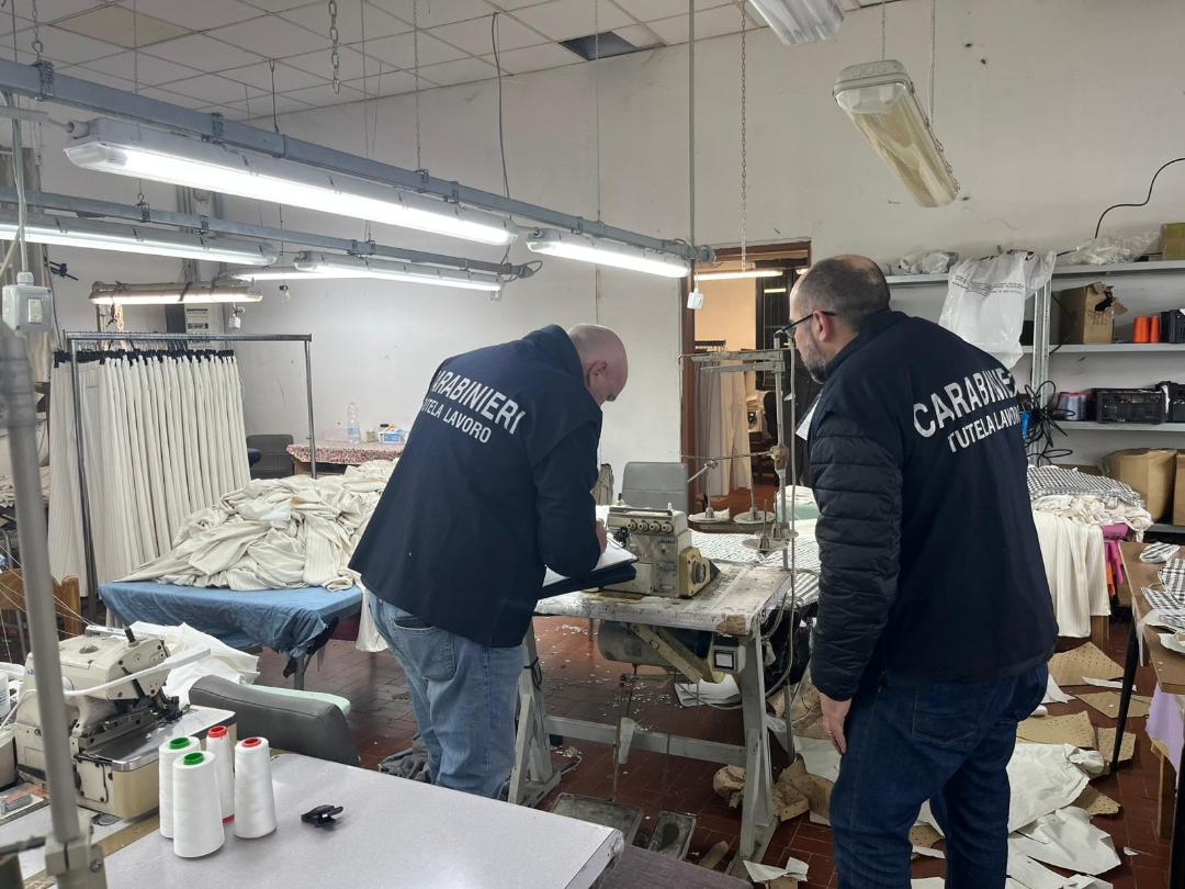 Scoperta ditta di confezioni tessile cinese con 11 lavoratori “in nero” su un totale di 12