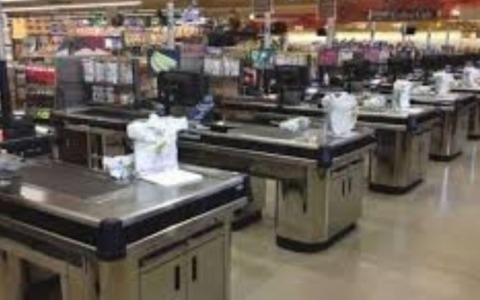 Cassiera per errore batte due barrette che ha comprato nel conto di due clienti: licenziata da Coop 3.0