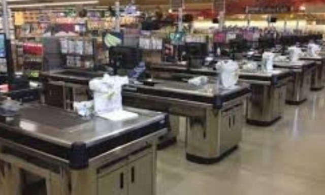 Cassiera per errore batte due barrette che ha comprato nel conto di due clienti: licenziata da Coop 3.0