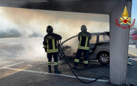 A fuoco autovettura nei pressi del casello autostradale di Modena sud