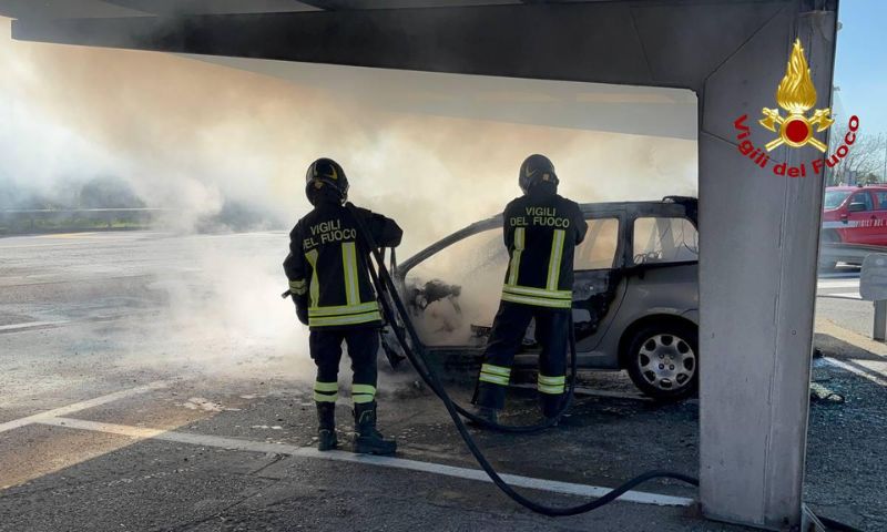 A fuoco autovettura nei pressi del casello autostradale di Modena sud
