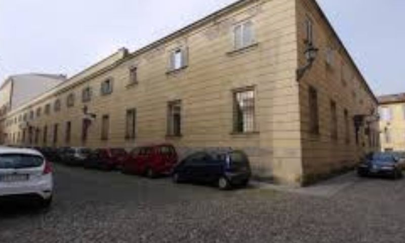 Sgomberati giacigli di fortuna in via Santa Chiara