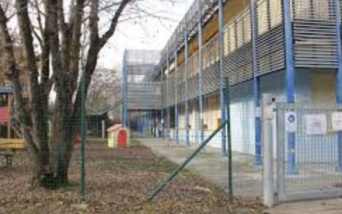 Trovato senza vita nei pressi di due Istituti scolastici