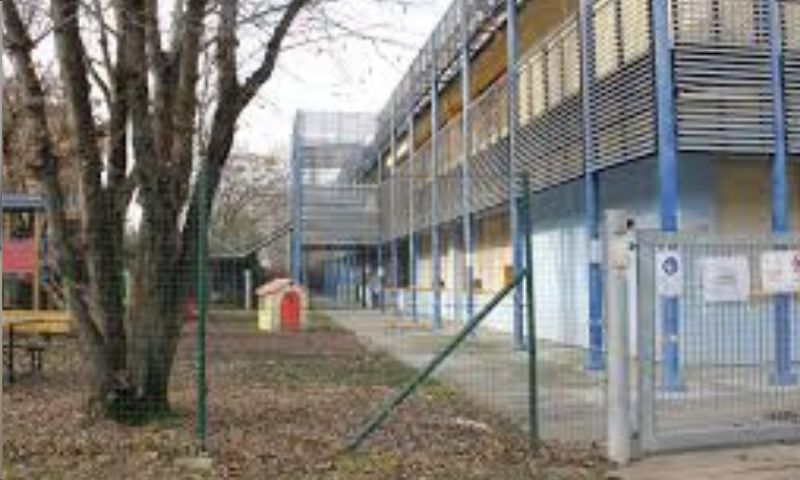 Trovato senza vita nei pressi di due Istituti scolastici