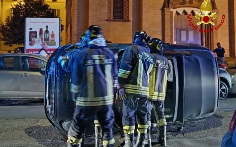 Perde il controllo dell’auto all’altezza della Chiesa di San Francesco