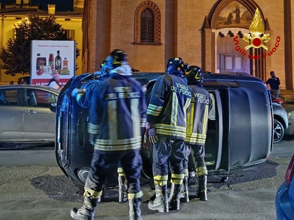 Perde il controllo dell’auto all’altezza della Chiesa di San Francesco