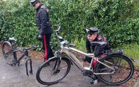 Carabinieri recuperano un’auto rubata e denunciano due stranieri per ricettazione