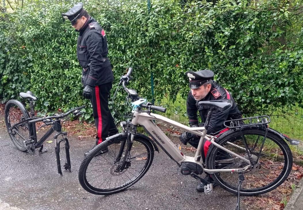 Carabinieri recuperano un’auto rubata e denunciano due stranieri per ricettazione