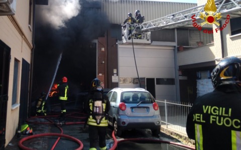 Fiamme in una società di autoriparazioni in via Lussemburgo: fumo nero nella zona nord della città