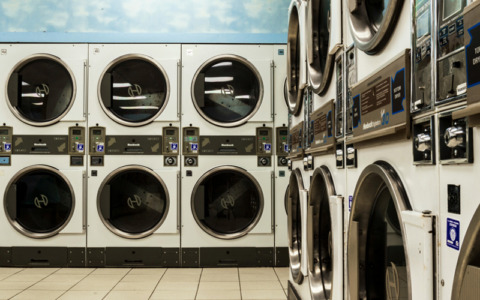 Dpi e abiti professionali: perché il lavaggio industriale è fondamentale per la sicurezza dei lavoratori