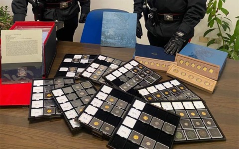 Coppia tenta di derubare anziano di preziose monete storiche