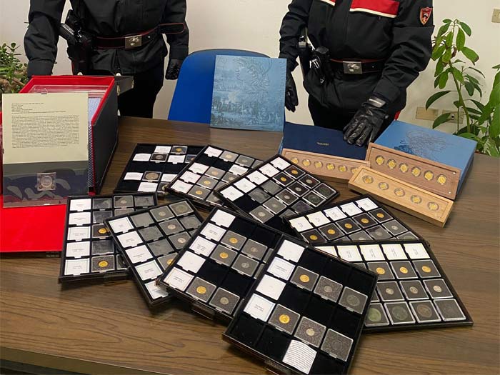 Coppia tenta di derubare anziano di preziose monete storiche