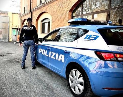 Sotto l’effetto di sostanze stupefacenti invade la carreggiata e rischia di essere investito dalle auto