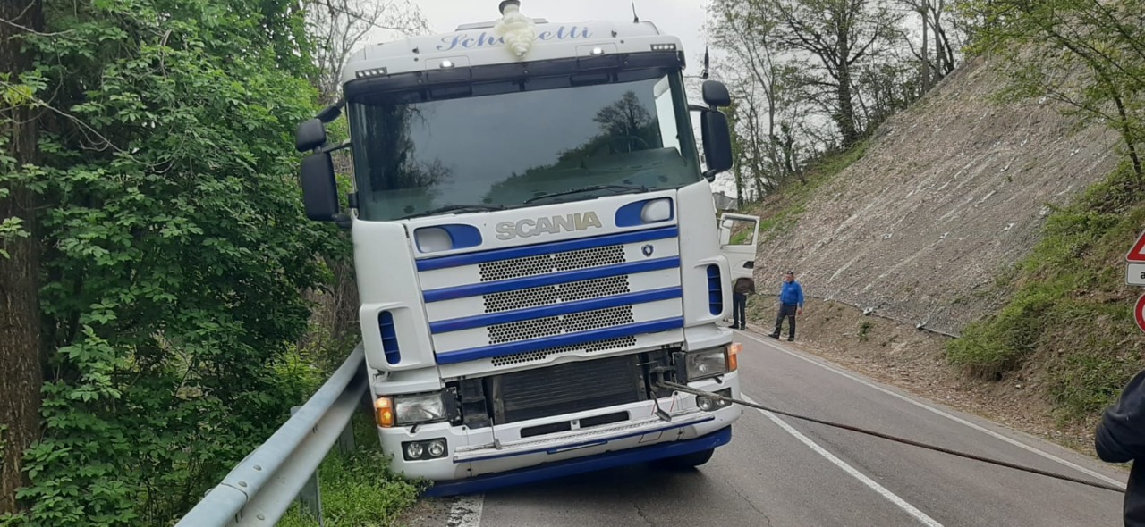 Strada chiusa e poi riaperta  per la rimozione di un mezzo