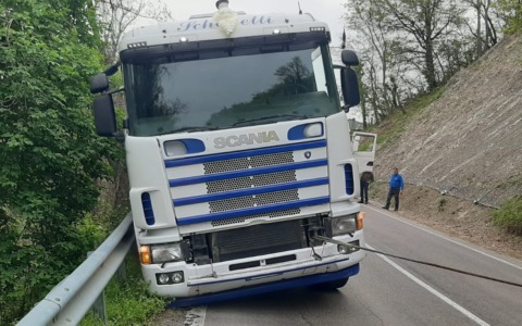 Strada chiusa per la rimozione di un mezzo
